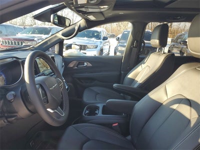 2025 Chrysler Pacifica Select