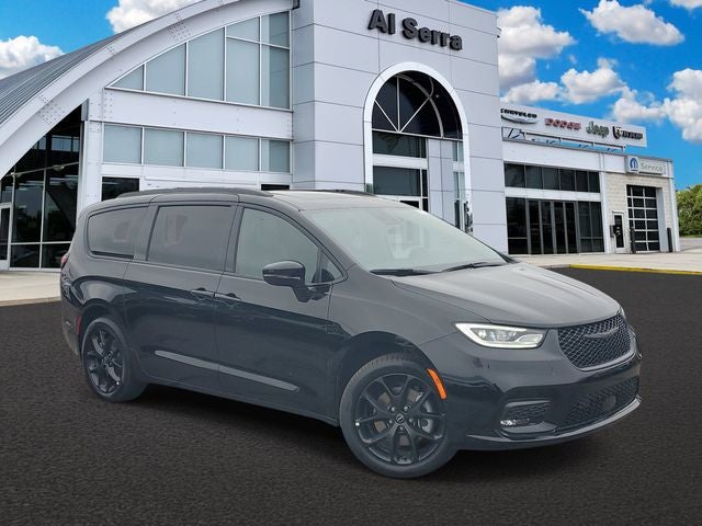 2026 Chrysler Pacifica Limited AWD's photo